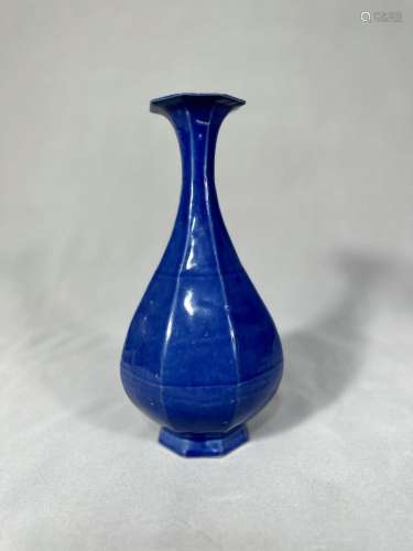 Un vase en porcelaine bleue de la dynastie Ming