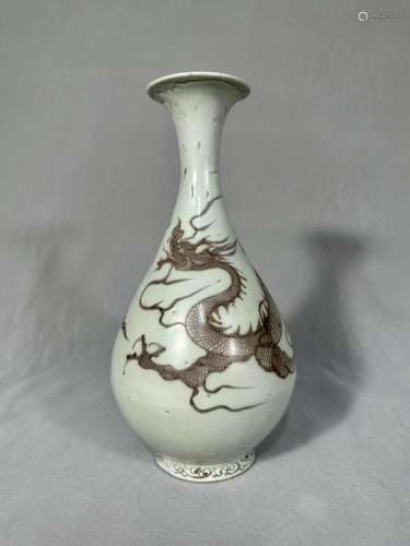 Un vase en jade sculpté avec des motifs de dragon et de fleu...