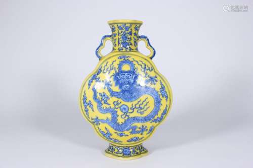 Un vase en porcelaine jaune de la dynastie Qing, décoré de m...