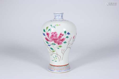 Un vase en porcelaine rose décoré de motifs de fleurs de pru...