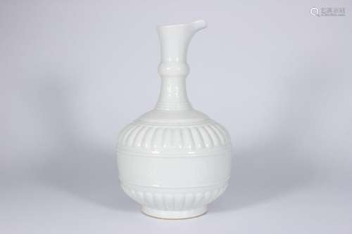 Un vase en porcelaine blanche de la dynastie Qing, gravé ave...