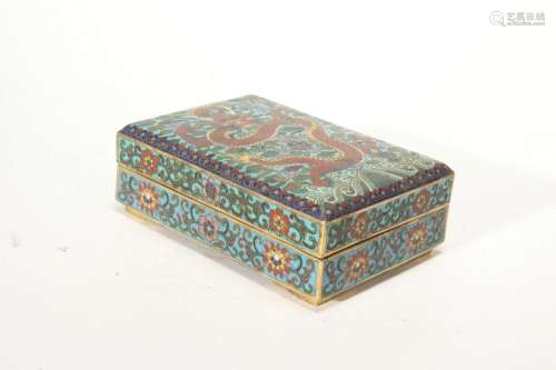 Une boîte carrée en émail cloisonné de la dynastie Qing, déc...