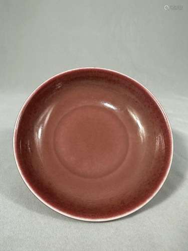 Un plateau en porcelaine rouge de la période Xuande de la dy...