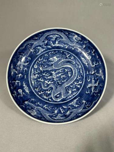Un plateau en porcelaine bleu et blanc de la période Kangxi ...