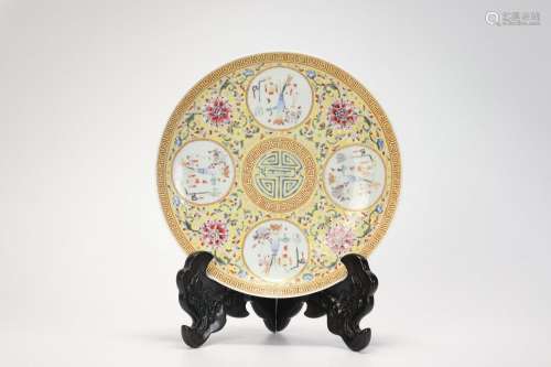 Un plateau en porcelaine jaune de la dynastie Qing, décoré d...
