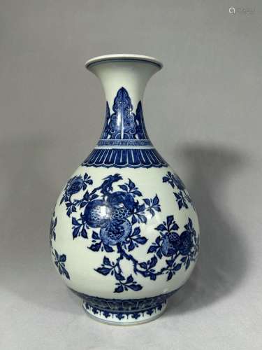 Un pot à fleurs en jade avec des motifs de fleurs bleues et ...
