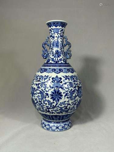 Un vase en porcelaine bleu et blanc de la dynastie Qing, déc...