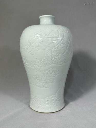 Un vase en porcelaine blanche de la dynastie Qing, gravé ave...