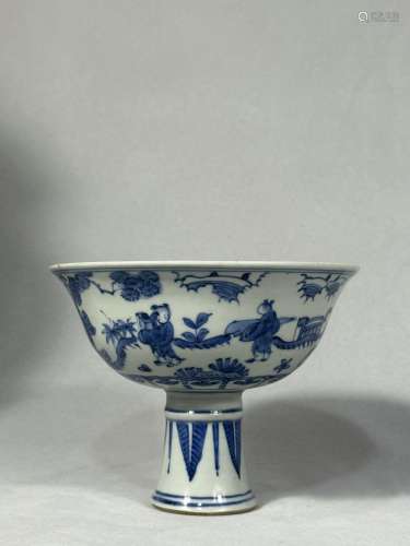 Une tasse sur pied en porcelaine bleue et blanche
