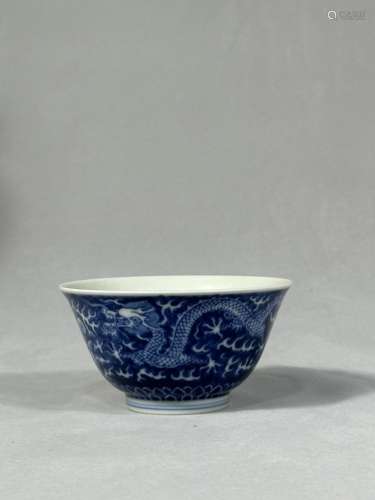 Un bol en porcelaine bleue et blanche de la dynastie Qing, d...