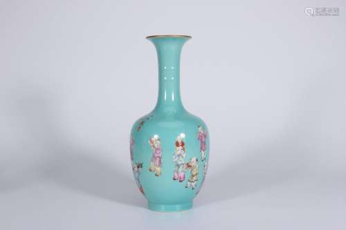Un vase en porcelaine verte avec des motifs de bébés jouant