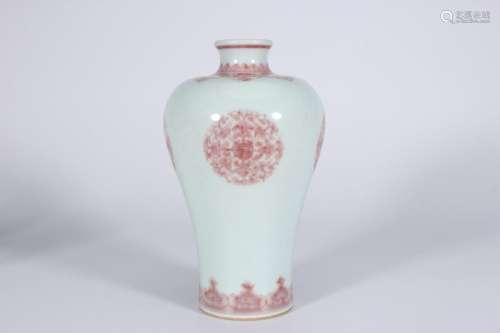 Un vase en porcelaine rouge de la dynastie Qing décoré de mo...