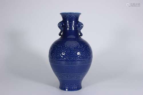 Un vase en porcelaine bleue avec des motifs de style Huizong...