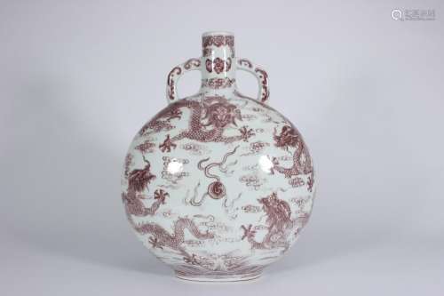 Un vase en porcelaine rouge avec des motifs