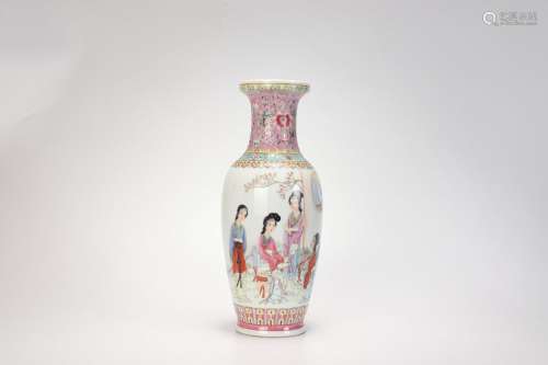 Groupe de vases Qianlong émaillés famille rose avec figures ...