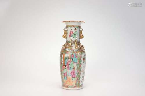 Un vase à larges couleurs avec des figures, des fleurs et de...