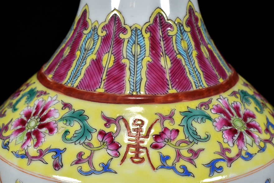 中国景徳鎮製青花雲竜紋象鼻賞瓶です景徳鎮 花瓶 現代工芸品 置物 装飾