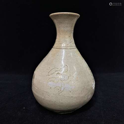 A Song Dynasty  Incised Decoration Vase