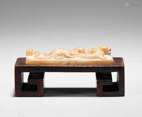 YELLOW JADE DRAGON INK BED IN RED SANDALWOOD