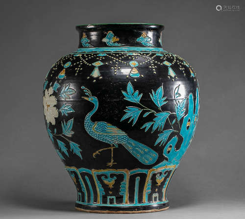 A MING DYNASTY FAHUA GLAZEDWINE JAR