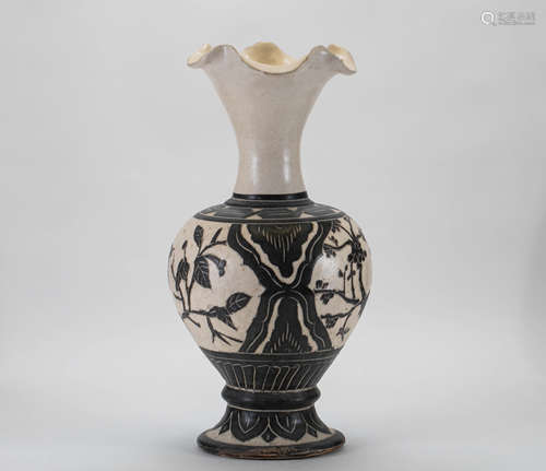 CHINESE CIZHOU WARE CARVED VASE