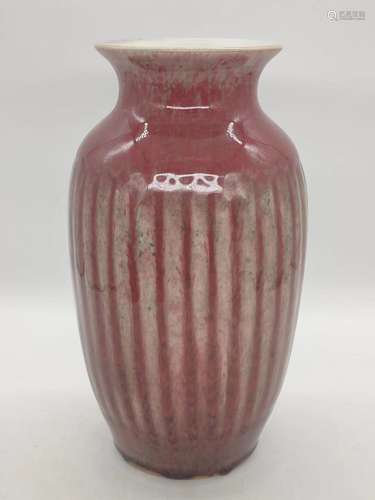 A Red glazed porcelain vase with vertical stripes - Qing Dyn...