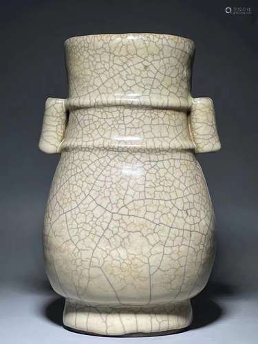 A rare Guan-type handled hu-form vase