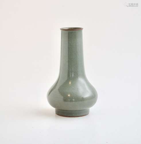 A Chinese longquan celadon guan-type hu vase, H 18,8 cm