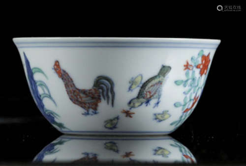A Chinese doucai 'Rooster' wine cup, H 3,6 - dia 8,1 cm