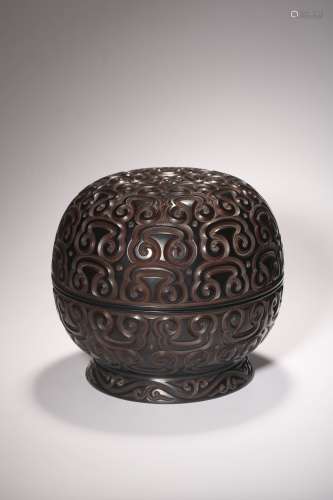 A Chinese tixi lacquered round box and cover, dia 18,8 cm - ...