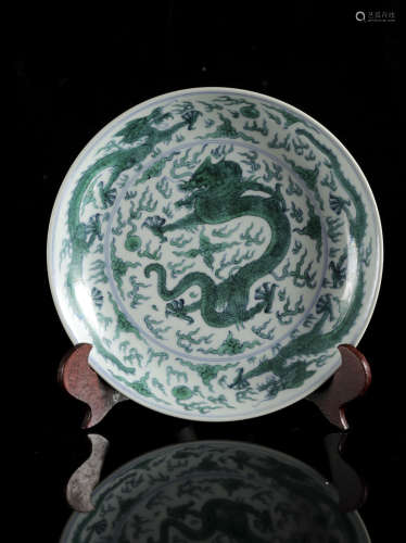 A Chinese green enamelled 'Dragons' plate, Kangxi mark, dia ...