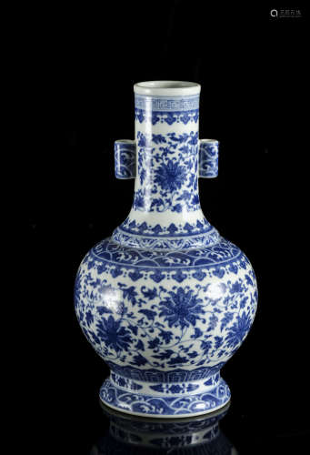 A Chinese blue and white 'Lotus scroll' arrow vase, Qianlong...