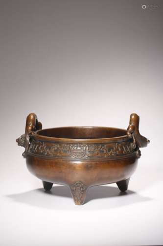 A Chinese bronze incense burner, Xuande mark, Dia 16,5 cm - ...