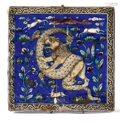 Carreau Qadjar au lion et au dragon.
Céramique moulée à