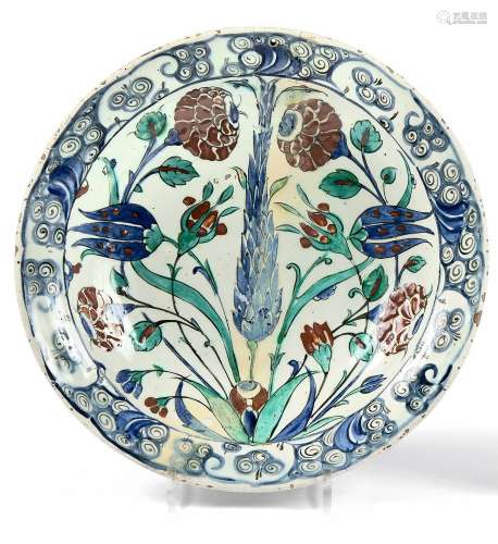 Grand plat Iznik au cyprès.
Pâte siliceuse à décor pein