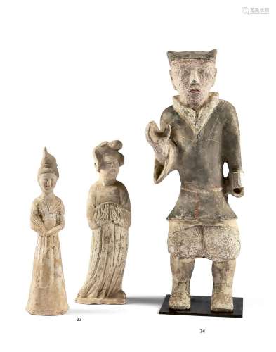 CHINE - Dynastie Tang (618-907)
Deux statuettes de dame