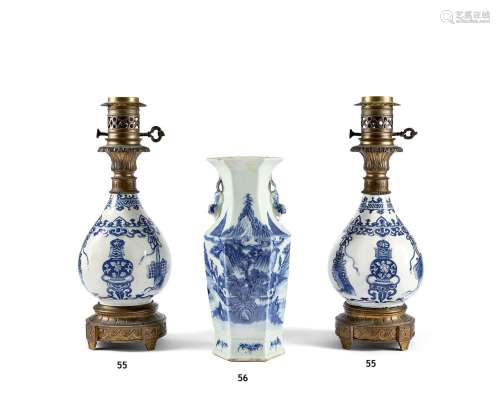 CHINE - Époque Kangxi (1662-1722)
Paire de vases boutei