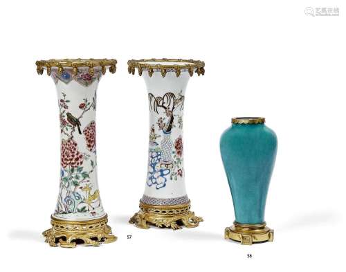 CHINE - Vers 1900
Petit vase balustre quadrilobé en por