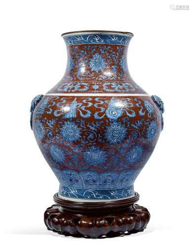 CHINE - XIXe siècle.
Vase de forme archaïsante en porce