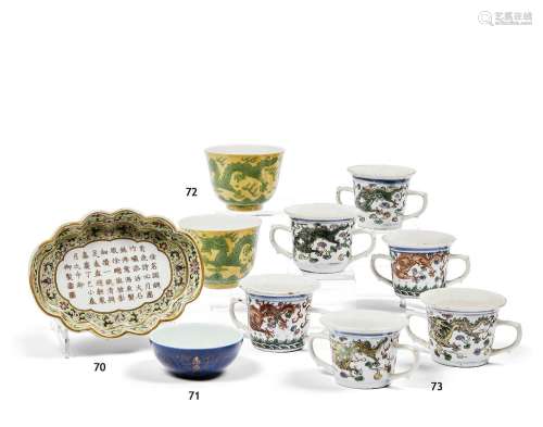 CHINE - XIXe siècle.
Six tasses à deux anses en porcela