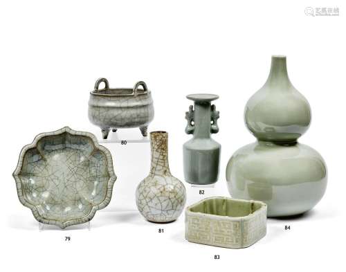 CHINE
Vase double gourde en porcelaine à couverte célad