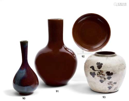 CHINE - XXe siècle.
Vase de forme bouteille en porcelai