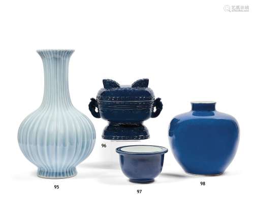 CHINE - XXe siècle.
Pot balustre en porcelaine à couver
