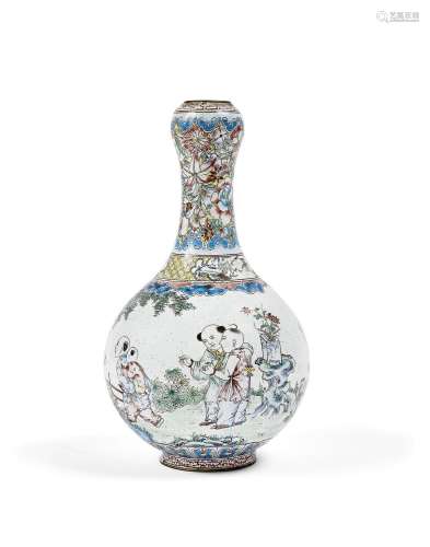 CHINE - Début XXe siècle.
Vase de forme « suantouping »