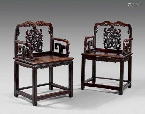 CHINE - XIXe siècle.
Paire de fauteuils en bois sculpté