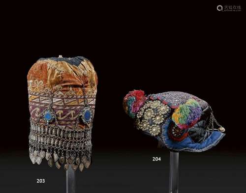 CHINE - Vers 1900
Chapeau d'enfant en tissu polychrome