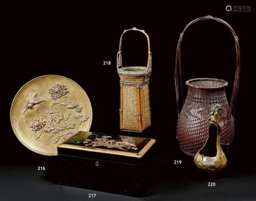 JAPON - XXe siècle
Plat en bronze dépatiné et suaka, à