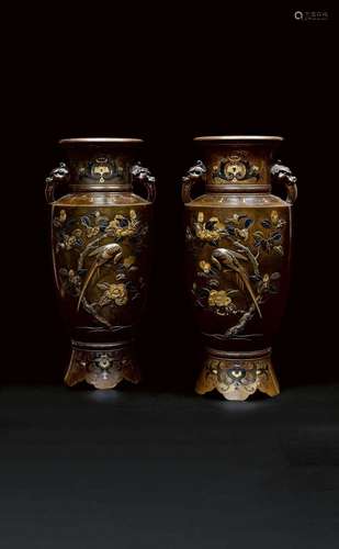 JAPON - Époque Meiji (1868-1912)
Paire de vases en bron