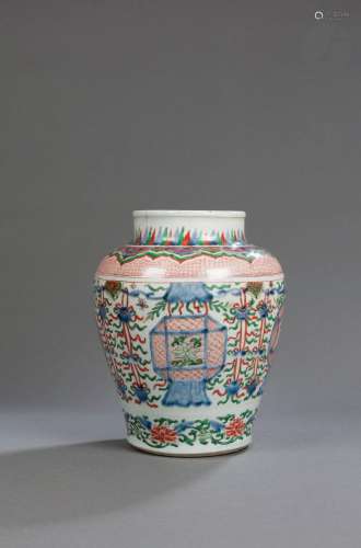 Vase balustre en porcelaine à décor cinq couleurs wucai - 五