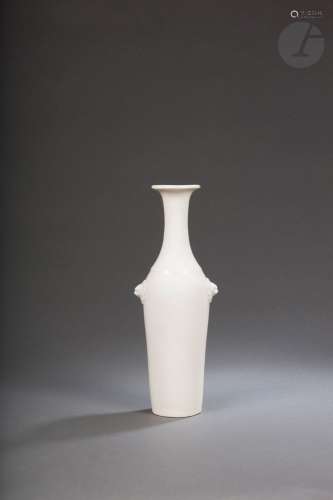 Vase balustre en porcelaine Blanc de Chine, Dehua, Chine, XV